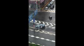 A Toyota sedan caught fire after hitting the side guardrail at Junan Nansha intersection in Shunde, Guangdong