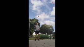 'Gifted boy FLAWLESSLY juggles 7 balls while practicing '