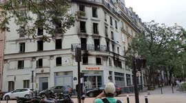 A violent fire broke out on Sunday evening in the 13th arrondissement of Paris. A building was completely destroyed by the flames. Video from 16 aug 2022. Avenue des Gobelins.