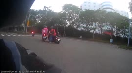 Accident: moped riders both assumed the other would stop (caused a small bump)