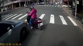 Wtf moment: Female moped rider gets ran over when traffic lights change