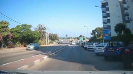 A head-on traffic accident in urban traffic caused damage that totaled both cars