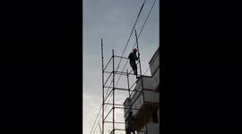 'Acrobat' worker dismantles scaffolding without following any safety measures