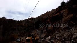 Excavator almost crushed by rockslide in Turkey