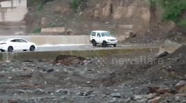Rapid flash floods cause parked vehicles to flee In minutes in Southern Saudi Arabia