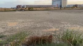Torrential rain fills up dry river in Dallas, US
