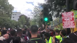 Nervy moment Notting Hill Carnival reveler climbs traffic light