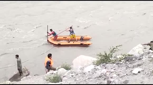 Pakistan floods: Officials attempt precarious rescue mission as death ...