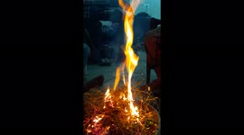 ASMR CRACKLING FIRE | CAMPFIRE RELAXING SLEEP SOUND AMBIENCE .THE FIRE IS LIT IN THE POT OF THE HOUSE IN SAMBALPUR