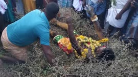 Religious man lies on bed of thorns before blessing devotees in India