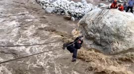 滚滚急流就在身下 特警倒挂绳索过河搭桥