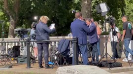 Big media presence in front of Buckingham Palace as Queen’s health deteriorates