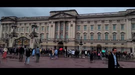 Crowds gather outside Bucking Palace awaiting the potential news of her death.  #queen