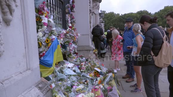 Mourners begin gathering outside London's Buckingham Palace as daylight breaks