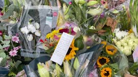 Notes on flowers at Buckingham Palace gates after Queen’s death