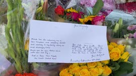 Notes on flowers at Buckingham Palace gates after Queen’s death