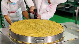 Giant mooncake made to welcome upcoming Mid-Autumn Festival in China
