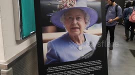 Shops in London pay tribute to the Queen with dispalys expressing sympathy