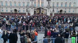 People continue to come to Buckingham Palace to lay tributes of flowers