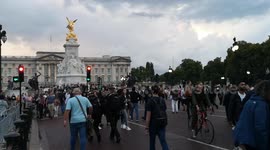 People continue to come to Buckingham Palace to lay tributes of flowers