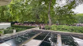 Massive crowds are trying to reach Buckingham Palace to pay respects via Green Park