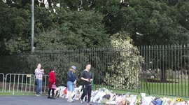 More people come to leave flowers for the Queen, Sydney, Australia