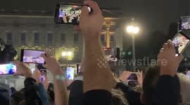 The Qureb’s coffin arrives at Buckingham Palace POV: The Mall crowd