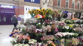 Enterprising florist sets up stall in Victoria Station ahead of the Queen's funeral on Monday