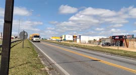 On Br 116 Waiting for this beautiful yellow truck to pass by, it is very beautiful, it even gave a light signal waved to me, very satisfying is waiting for this beautiful truck