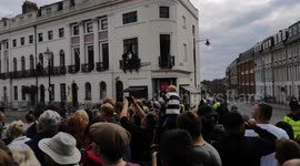 The Queen arrives at Windsor castle causeing the members of the public to get excited