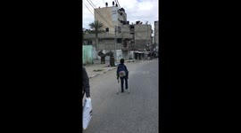 طفل فلسطيني يواصل مسيرته التعليمية رغم فقدانه لاحدى قدميه اثناء العدوان على قطاع غزة