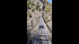 Ponte tibetano e cascate Rio nei pressi di Roccamandolfi,  perle del turismo Molisano