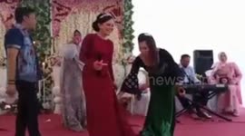 The decorations suddenly fell on people's heads at the wedding!