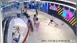 Man runs to kick boy onto floor after he pushes his daughter down in China
