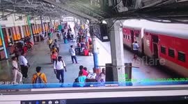 Alert cops save life of man who fell while boarding train in northern India