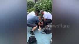 母亲突然晕倒 男孩拼命呼喊唤醒