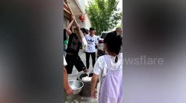 女婿丈母娘家打糍粑 一锤把石臼打碎