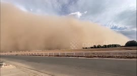 Huge wall of dust splits landscape in Southern California, US