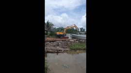 Watch this excavator drive expertly load vehicle onto a boat