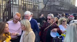 Julian Assange’s wife and kids visit the human chain around Parliament