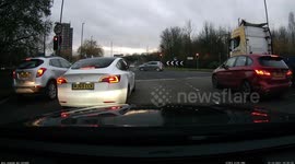 4K Dashcam footage captures moment Tesla driving irresponsibly in Manchester