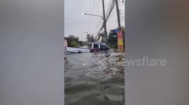 Hero drivers free elderly driver stuck in pickup truck during flood in Thailand