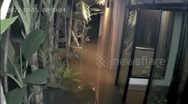 Terrifying timelapse footage of severe flood submerging shop in Thailand
