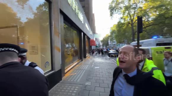 'This is desctructive': Member of public confronts climate activist over spray-painting car dealerships