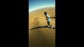 Dunas gigante en Desierto de Atacama surfeando en la arena por atleta calcagnosandboard