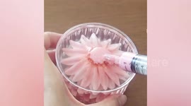 Baker makes beautiful daisy flowers in gelatin cake