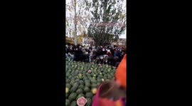 Dozens of Russians staged a crush on the distribution of free watermelons and got on video