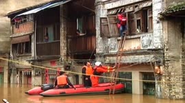 贺州：洪水淹没一楼 部分居民还不愿撤 消防救援