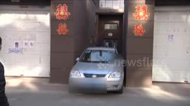 停车霸气十足 原来是从天窗出来的