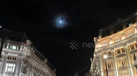 Jupiter visibile above Moon in central London as it shares same right ascension